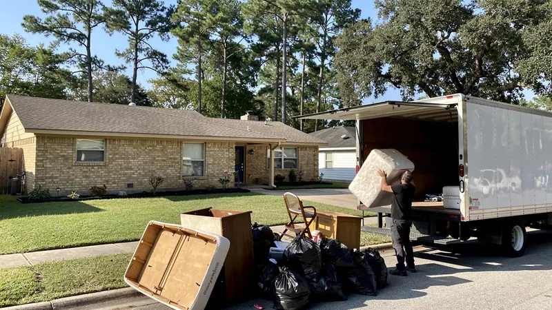 Curbside Junk Pickup in Tomball, TX